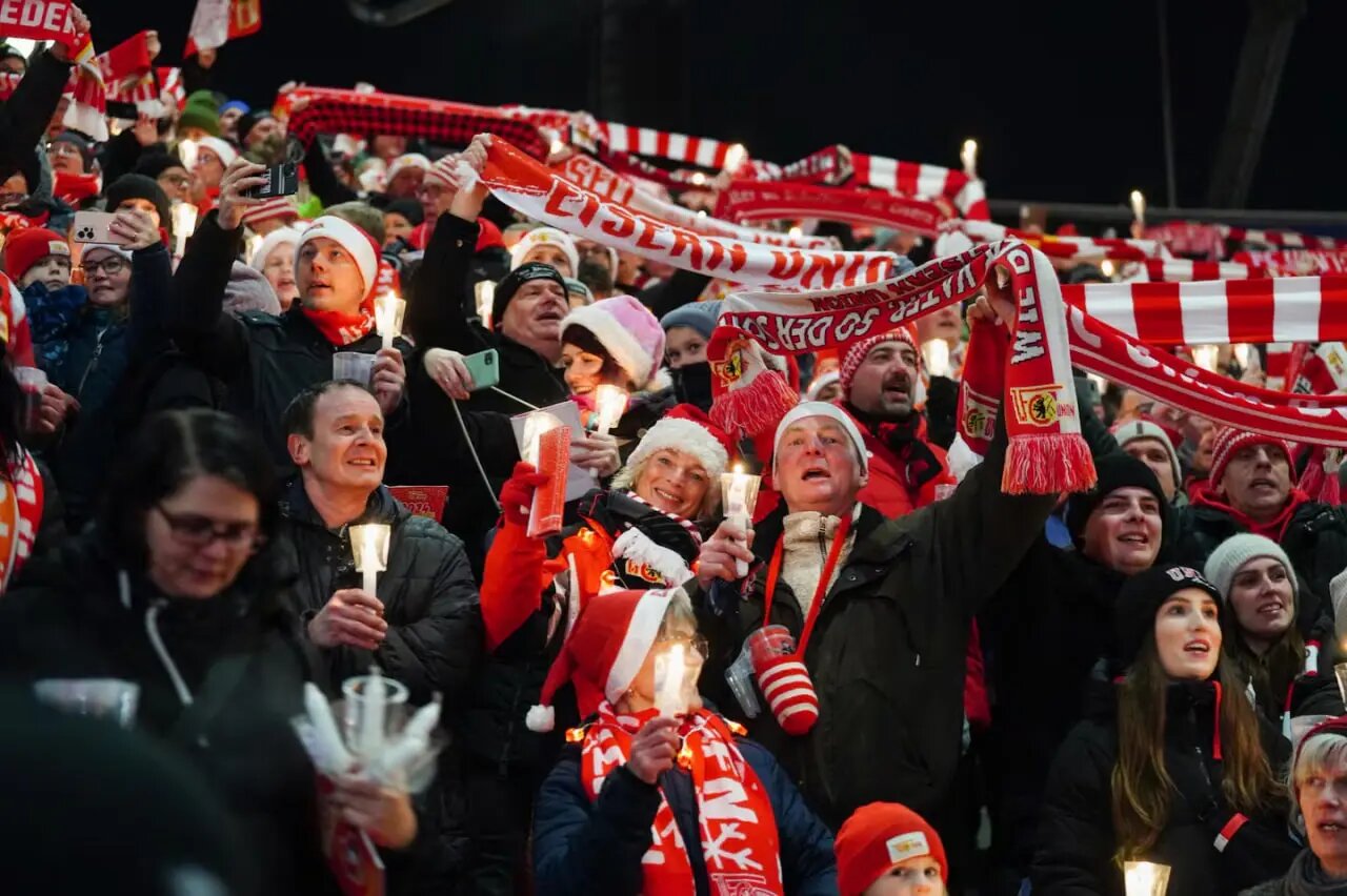 کریسمس ویژه: ۲۸۵۰۰ هوادار در استادیوم فوتبال (عکس)