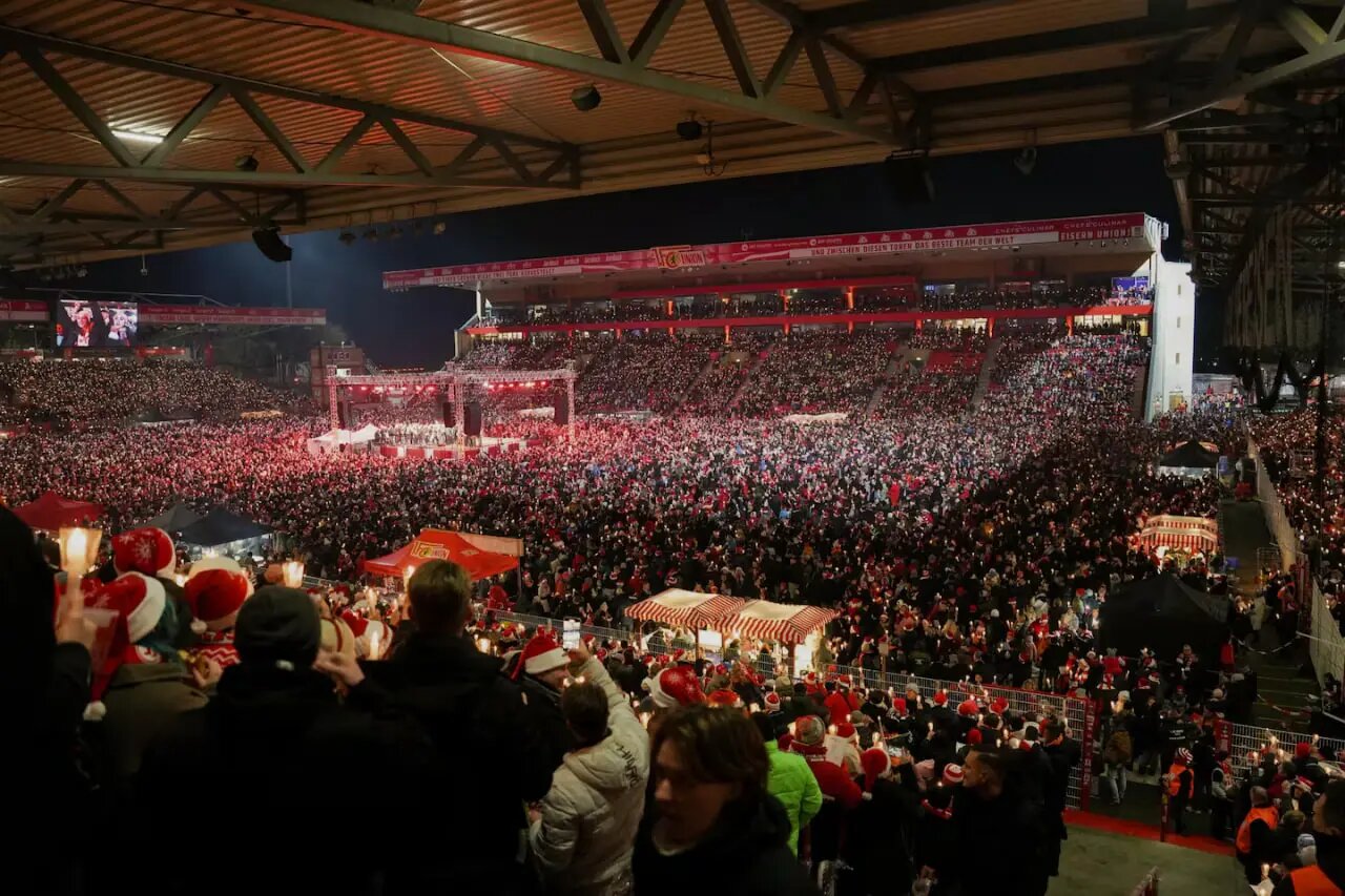 کریسمس ویژه: ۲۸۵۰۰ هوادار در استادیوم فوتبال (عکس)