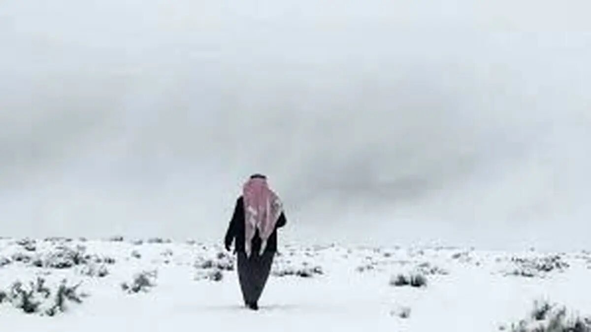 برف نادر در عربستان و برف‌بازی سعودی‌ها + فیلم