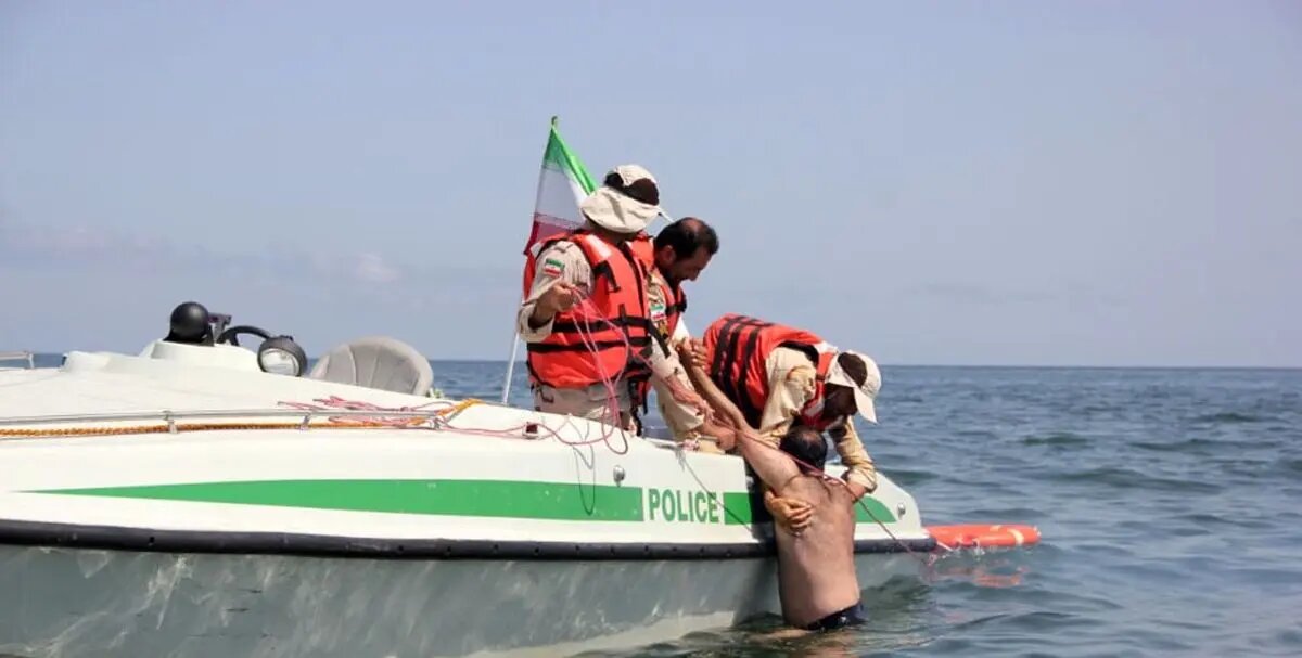 نجات ۶ گردشگر در طوفان دریایی توسط مرزبانان