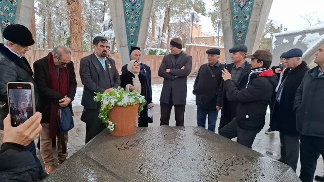 تاجیک‌ها در آرامگاه عطار و خیام اشعار پارسی خواندند