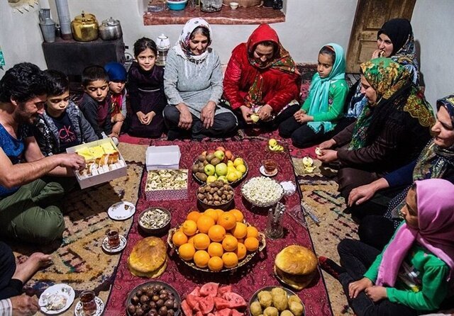 یلدا در گلستان؛ شبی با طعم مارمرده، صدای قصه و هیجان بازی‌های قدیمی