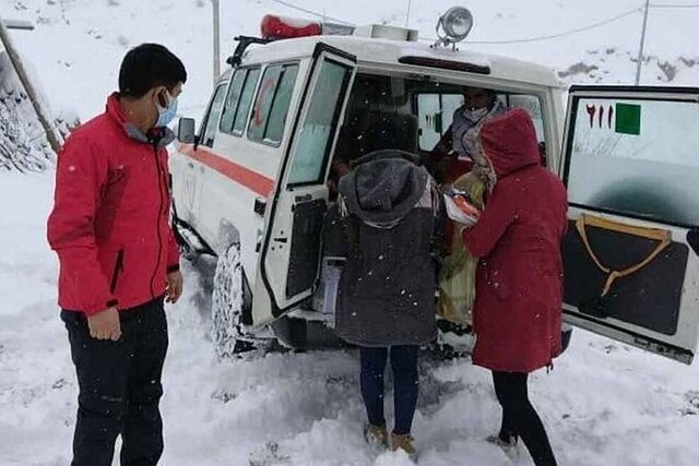 نجات دو مادر باردار گرفتار در برف گردنه امینالله خراسان شمالی توسط تیمهای هلال احمر