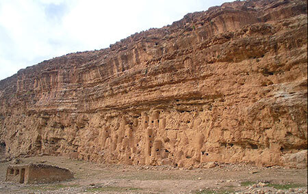 انبارهای ۸۰۰ ساله گندم در دل صخرههای روستای زید استان ایلام
