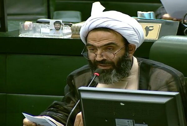 نماینده خمینی شهر: مجلس در سراسر کشور از جایگاه واقعی خود ساقط تلقی می‌شود