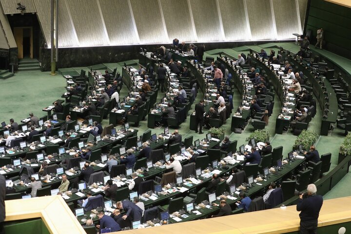 تذکر کتبی ۳۸ نماینده به رئیس‌جمهور: ساماندهی کارکنان دولت اجرا شود