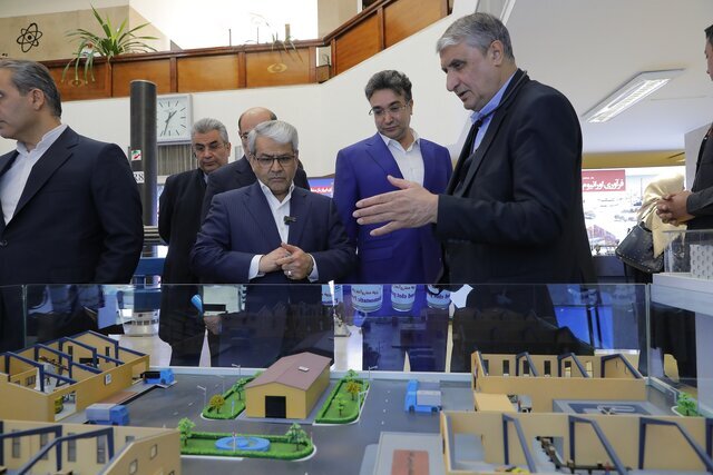 بازدید دبیر هیات دولت از نمایشگاه دستاوردهای صنعت هسته‌ای