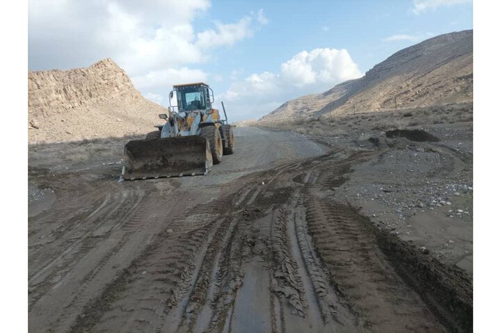 برقراری تردد و بهسازی در محور فارغان – احمدی شهرستان حاجیآباد