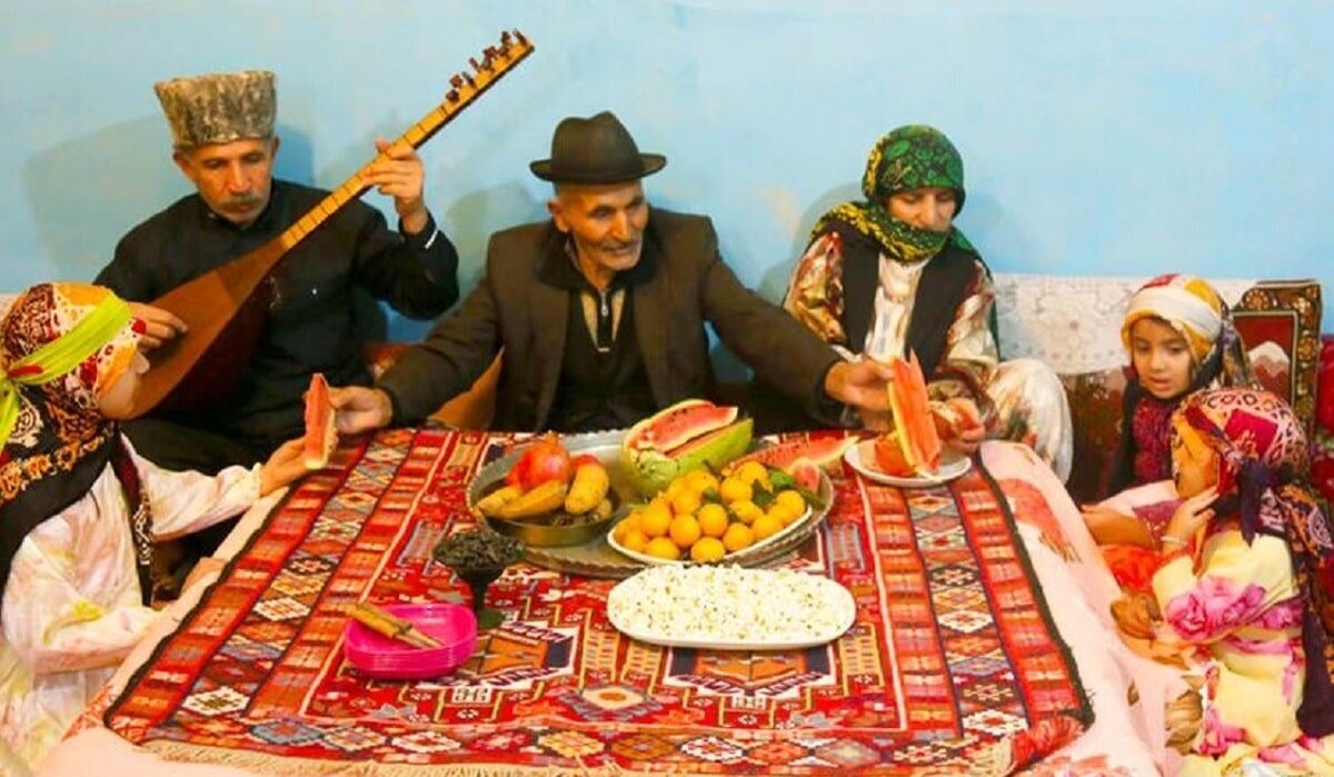 طعم و نغمهی یلدا در آذربایجان شرقی؛ از رنگ سرخ انار تا نوای عاشیقها