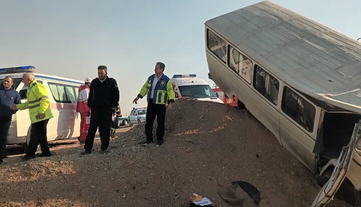 حادثه مینی بوس دانش آموزان در گرمسار؛ ۱۲ نفر مصدوم شدند