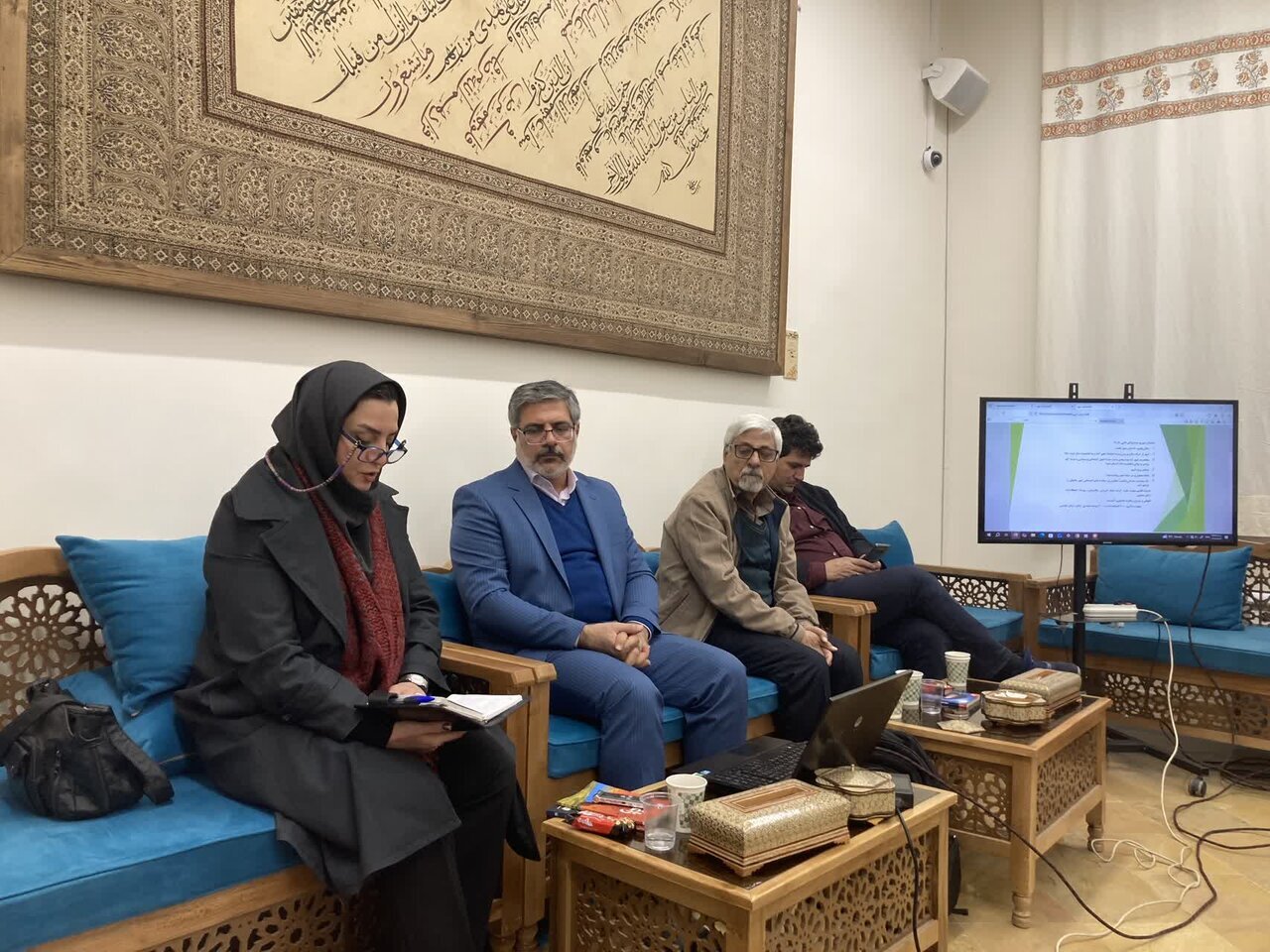 تحلیل رمانهای نوجوان محمدرضاآریانفر در اصفهان؛نگاه به بلوغ،جنگ وفرهنگ