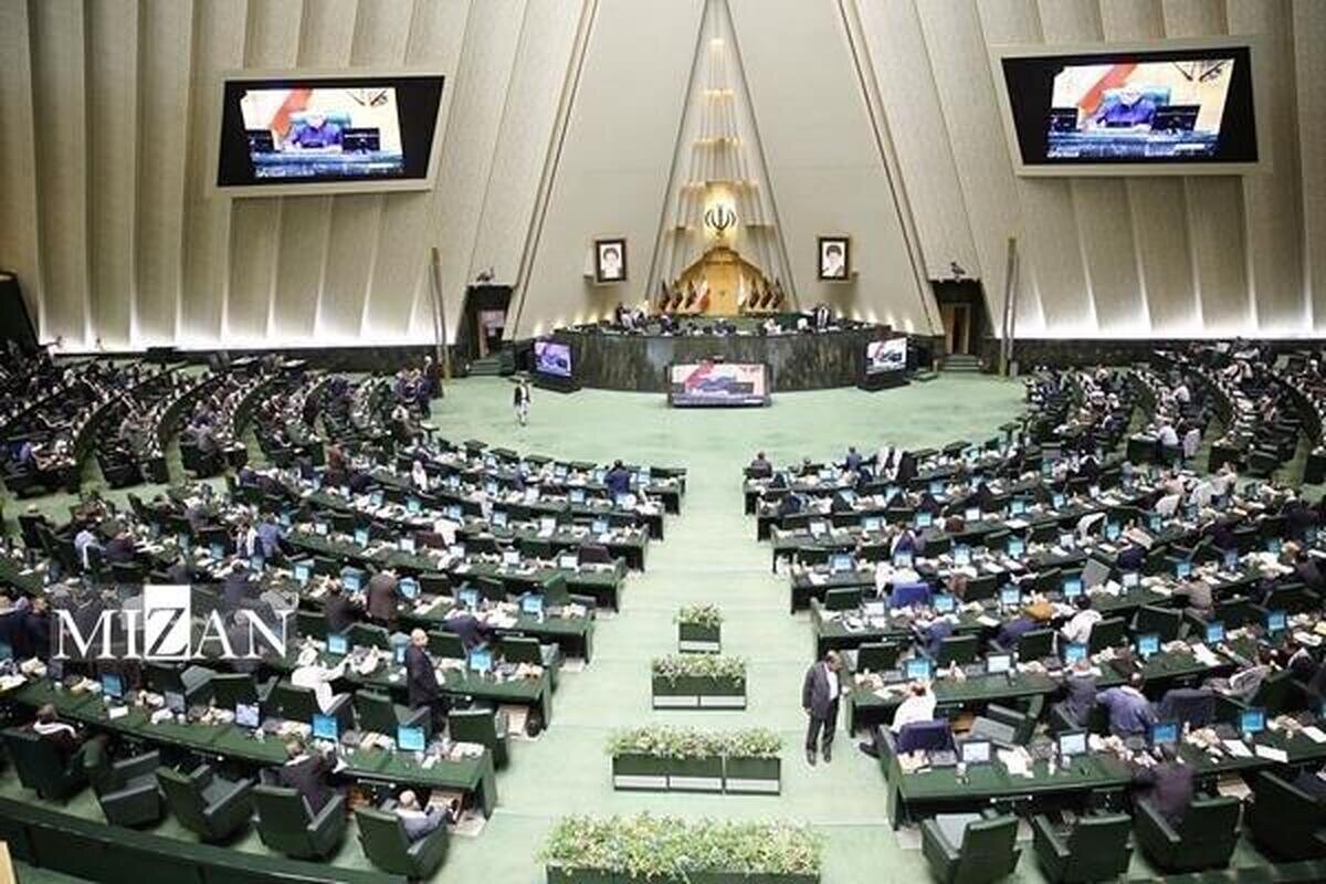 احتمال اعلام وصول لایحه بودجه در صحن علنی روز سه شنبه / نشست دو شیفته مجلس برای بررسی نوسانات نرخ ارز