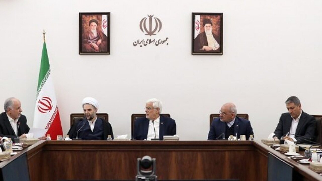 عارف: دولت با همکاری سایر قوا به دنبال پیروزی در جنگ اقتصادی است