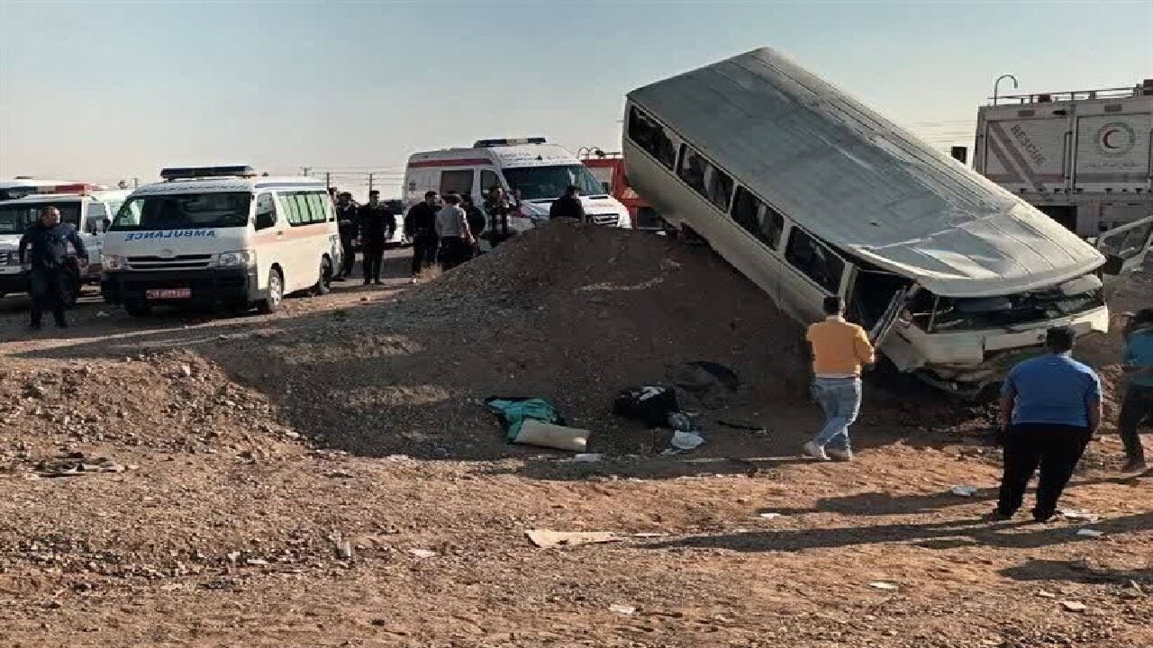 انحراف مینیبوس دانشآموزان در محور ایوانکی/ ۱۲ نفر مصدوم شدند