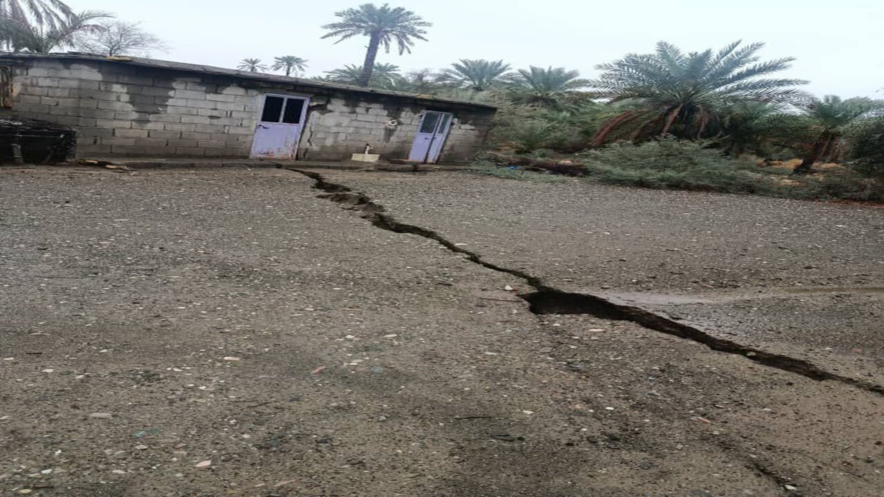 تصاویری از فرونشست زمین در اثر بارندگی در روستای قناتنو جیرفت