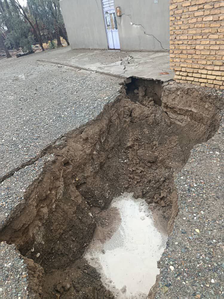 تصاویری از فرونشست زمین در اثر بارندگی در روستای قناتنو جیرفت