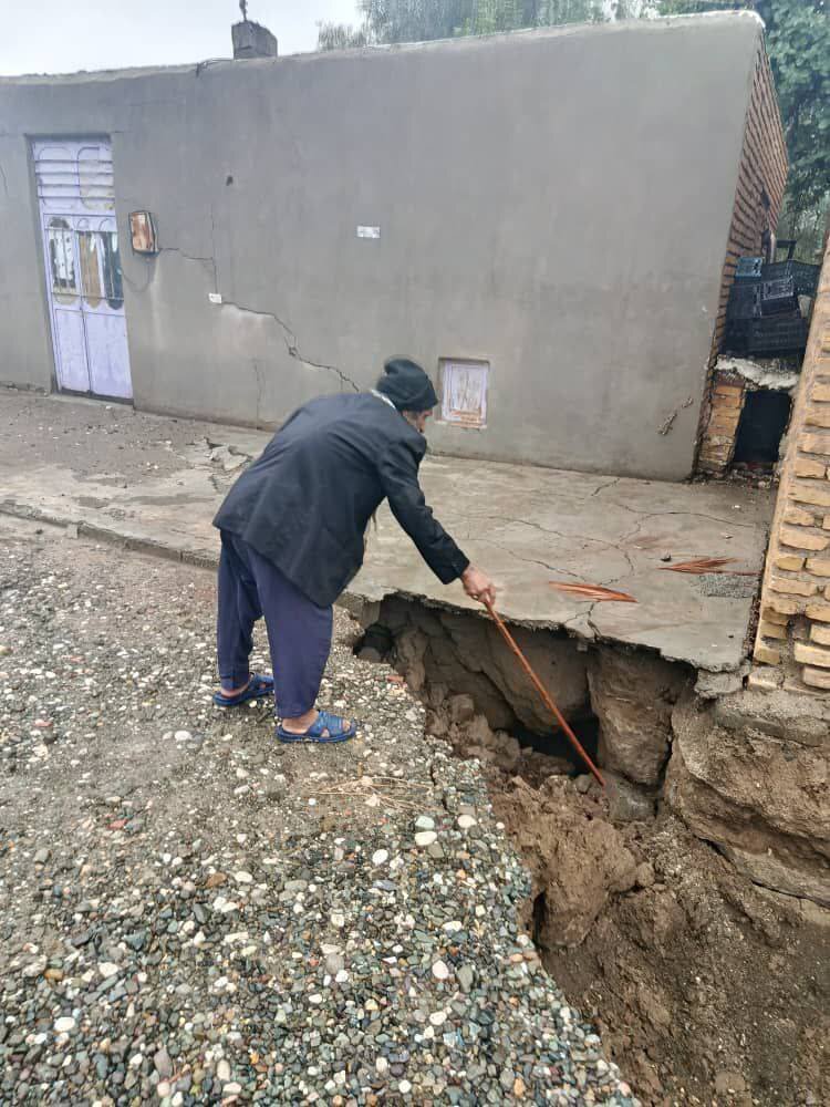 تصاویری از فرونشست زمین در اثر بارندگی در روستای قناتنو جیرفت