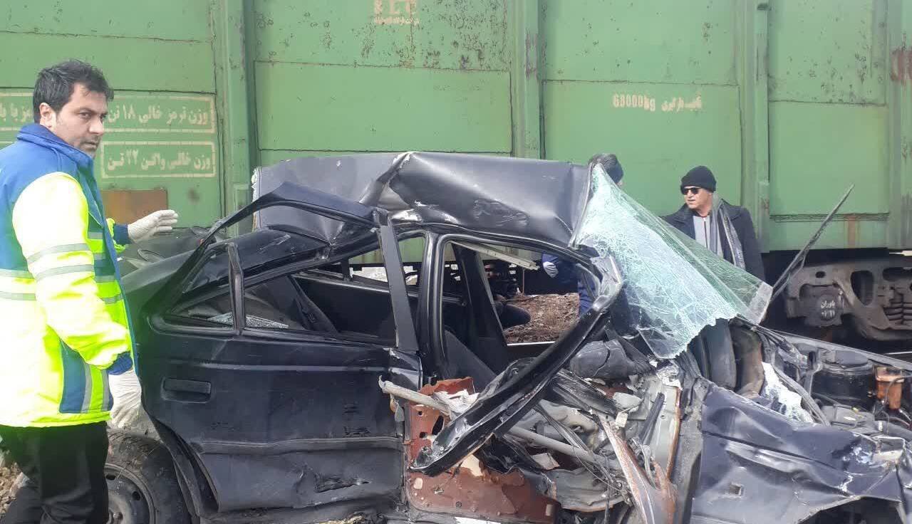 برخورد قطار با خودرو در ایستگاه راهآهن شازند