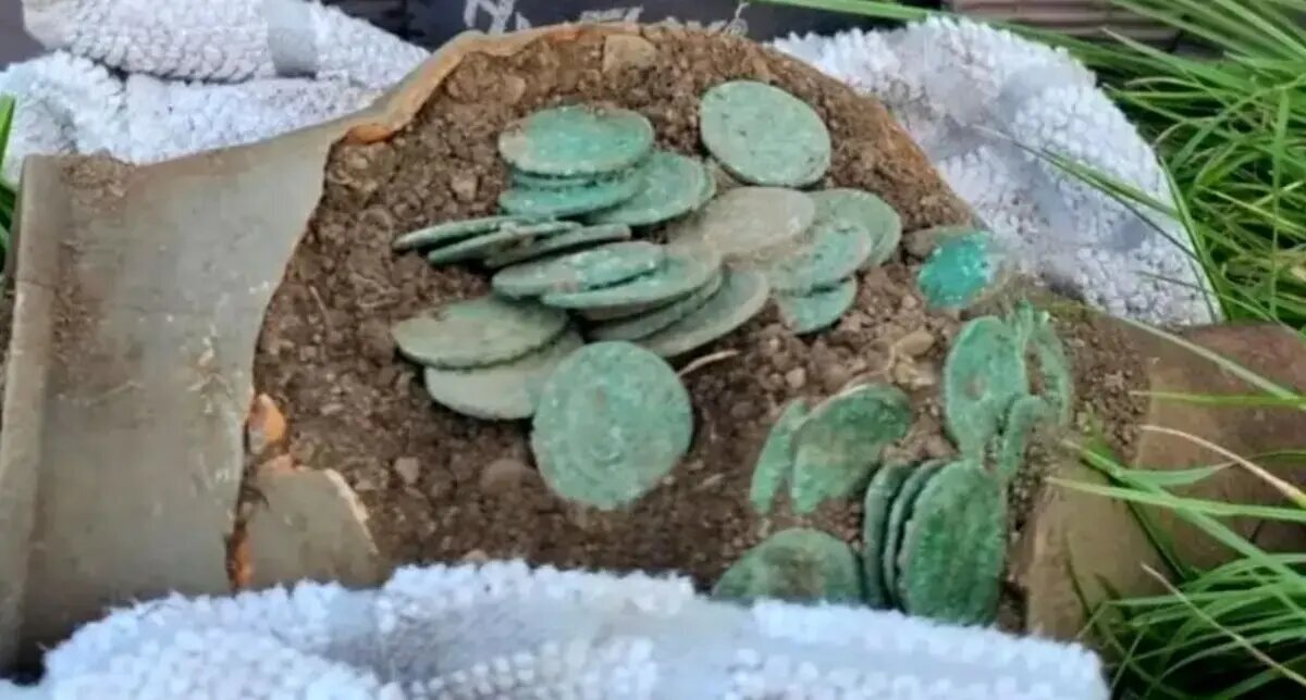 پیدا شدن بزرگترین گنج ولز؛ دو کوزه پر از سکّه‌های روم باستان | عکس