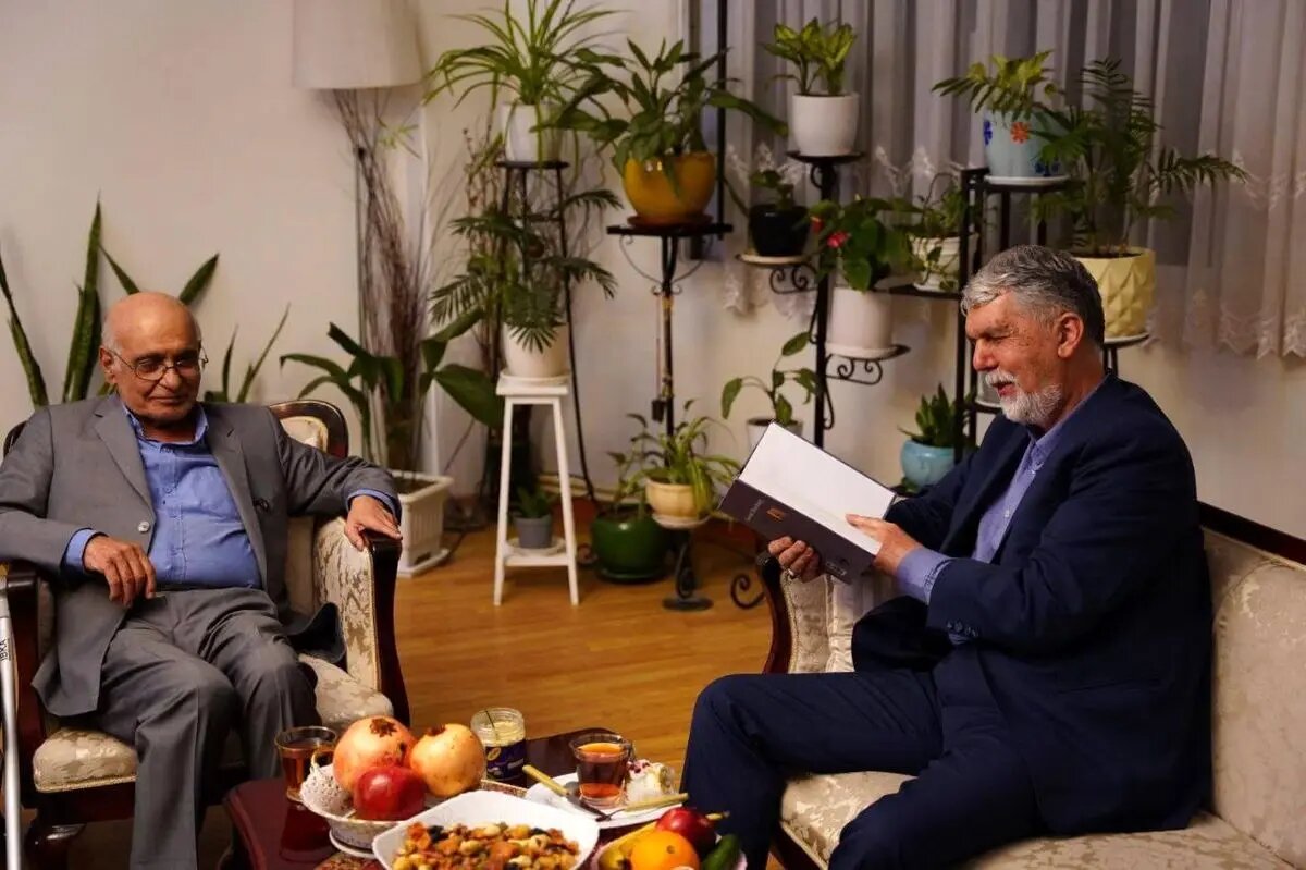 دیدار وزیر فرهنگ با هوشنگ مرادیکرمانی در شب یلدا