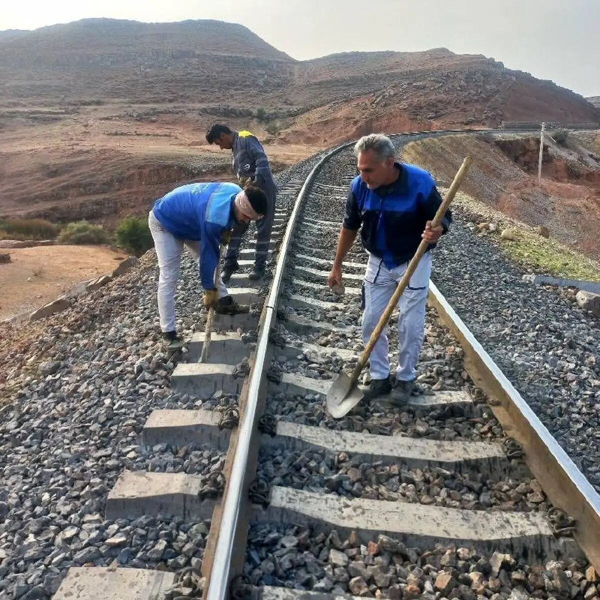 تجمع سه روزه کارگران ابنیه فنی تراورس لرستان/ پول‌های ما کجا می‌رود؟