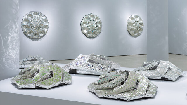 هندسه‌گراترین زن معاصر ایران؛ منیر فرمانفرمائیان و جادوی آینه‌ای سنت در قلب مدرنیسم