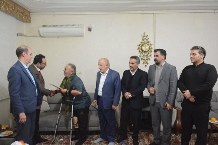دیدار مدیرکل بنیاد شهید لرستان با خانوادههای شهدا و ایثارگران