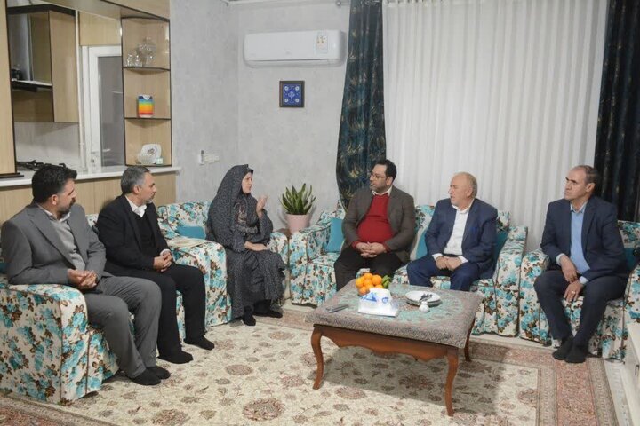 دیدار مدیرکل بنیاد شهید لرستان با خانوادههای شهدا و ایثارگران