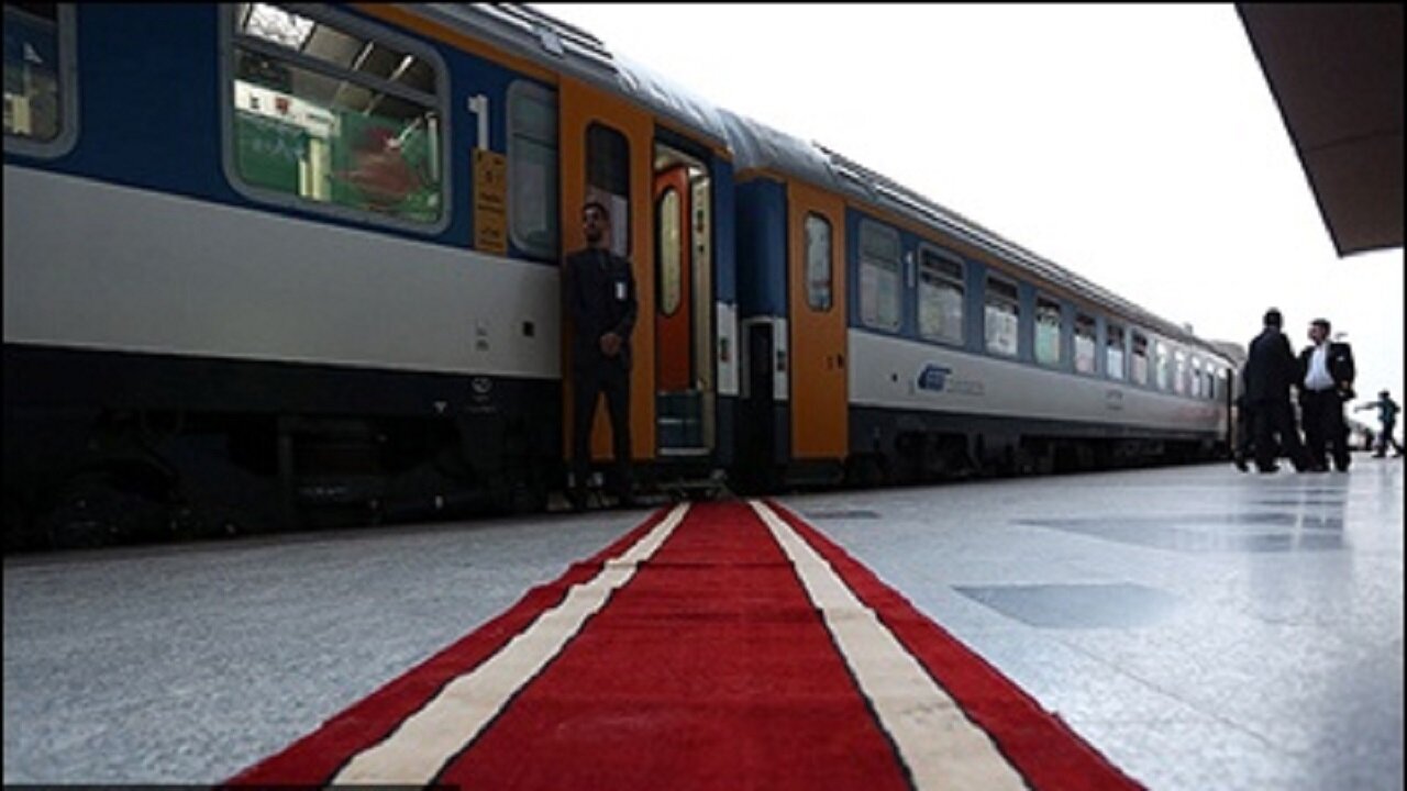 «رجا» متولی قطار حومه‌ای شد+عکس