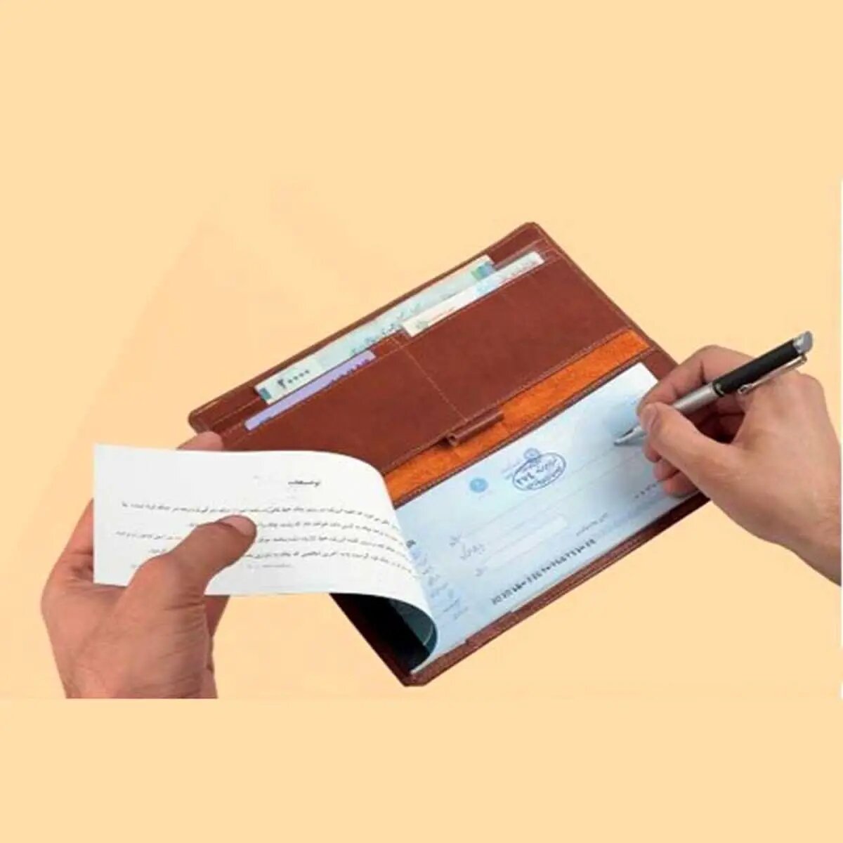 منشی شکست‌خورده در تله مدیر فریبکار