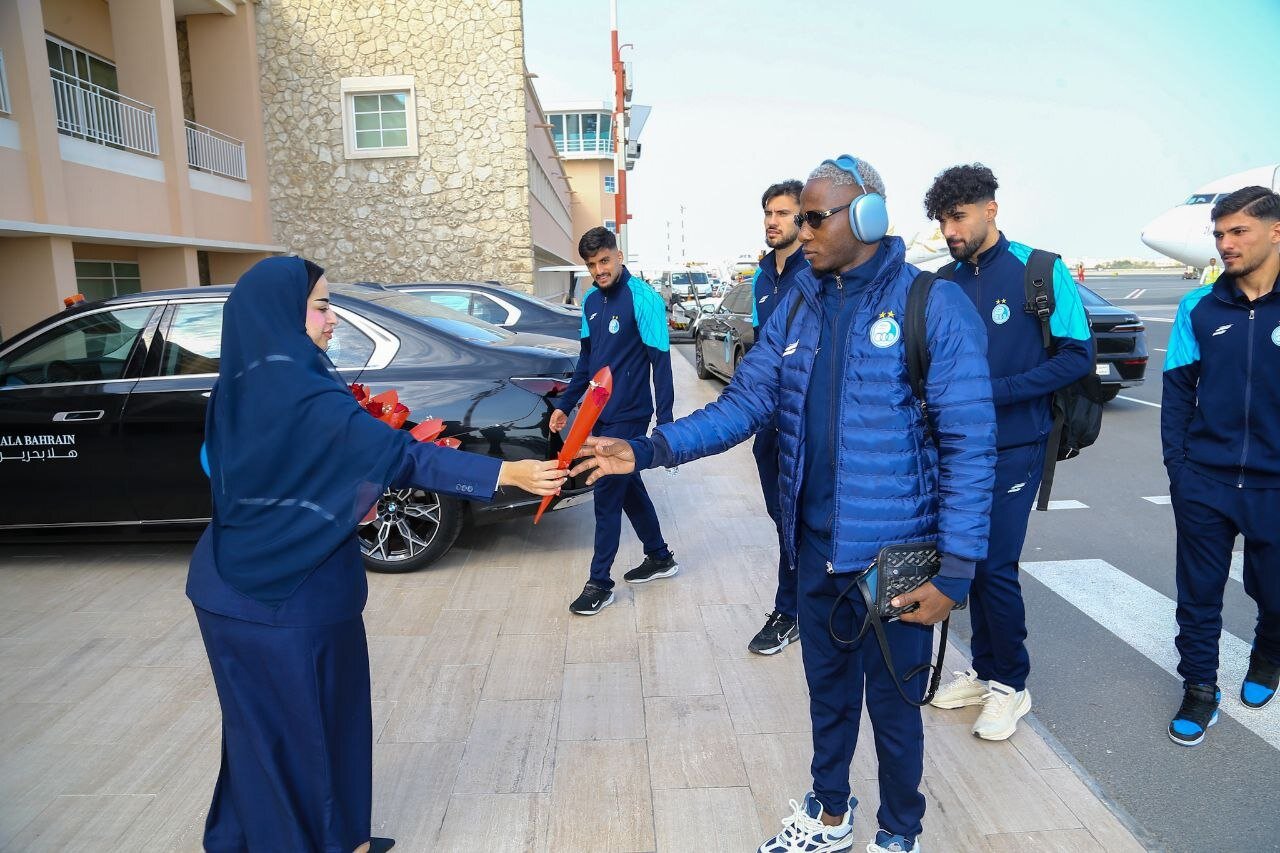استقبال از استقلال با دسته گل قرمز