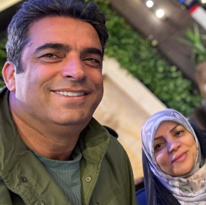 قاب تازه از منوچهر هادی در کنار مادر و خواهران محجبهاش