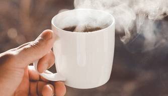 قهوه یا چای؛ کدام برای سلامت استخوان‌ها پس از یائسگی بهتر است؟