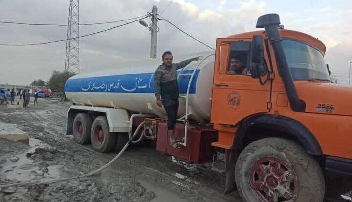 آبرسانی سریع تانکر آب آستان قدس رضوی در مناطق سیلزده شهرستان سیریک
