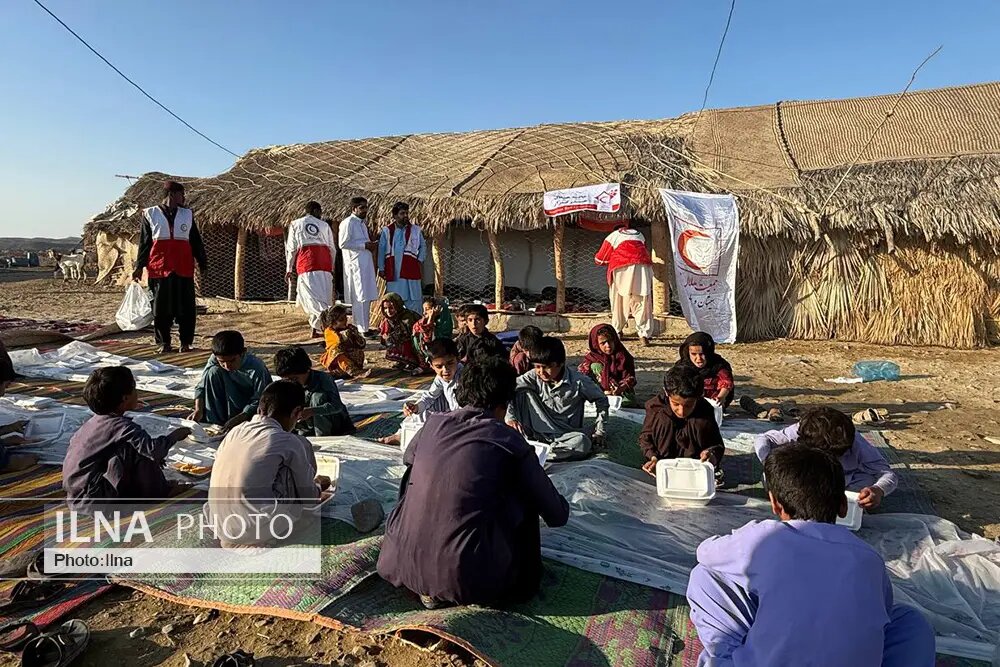 توزیع بسته‌های معیشتی و بهره‌برداری از پروژه آبرسانی روستای گورشون در استان سیستان و بلوچستان توسط هلال احمر