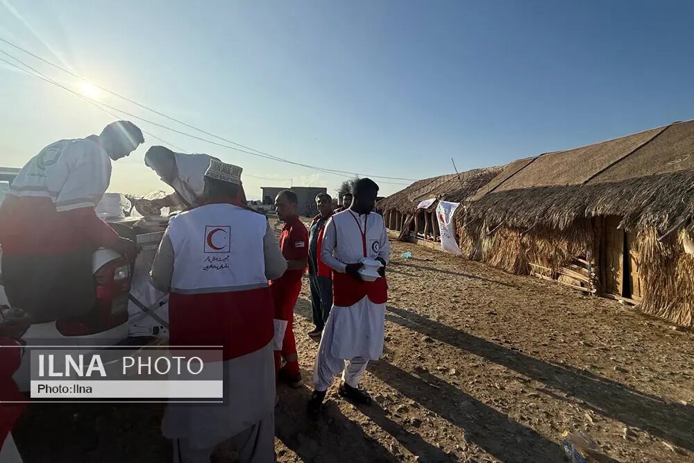 توزیع بسته‌های معیشتی و بهره‌برداری از پروژه آبرسانی روستای گورشون در استان سیستان و بلوچستان توسط هلال احمر