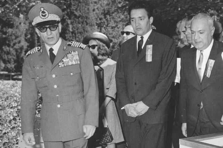 ناگفتههای وزیر اقتصاد پهلوی از تمرکز قدرت در «سلطانیزم علیه بروکراسی»