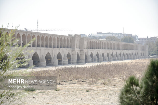 معاون حقوقی سازمان محیط‌زیست: باید صنایع آب‌بر را از اصفهان منتقل کنیم