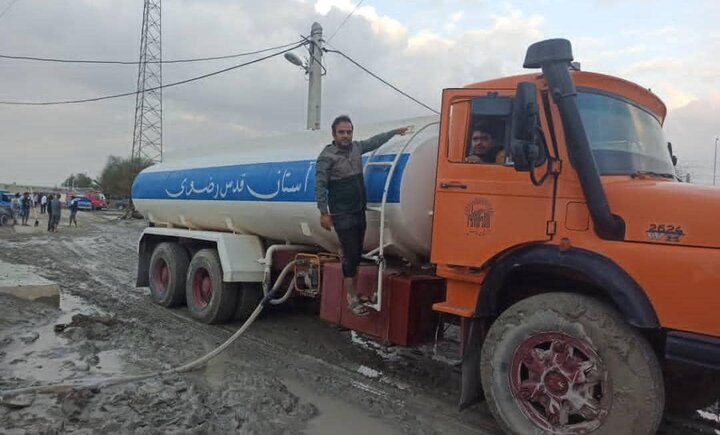 آبرسانی سریع تانکر آب آستان قدس رضوی در مناطق سیلزده شهرستان سیریک