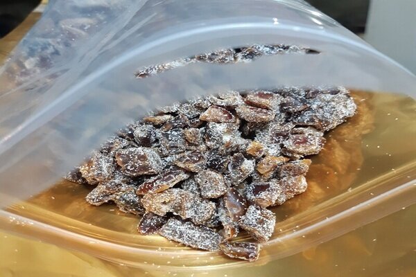 قاچاقچی با ۵۲ کیلو شیشه در پوشش خرما زمین‌گیر شد