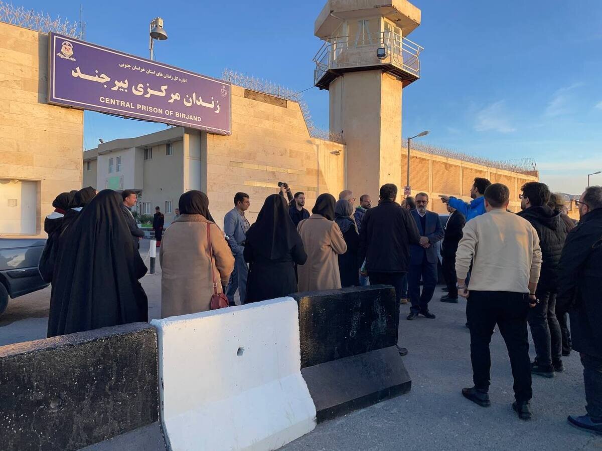 بازدید اصحاب رسانه در تور رسانه‌ای از روند اشتغال در زندانیان زندان مرکزی بیرجند/ اشتغال ۵۰ نفر از مددجویان در مزرعه بزرگ پرورش شترمرغ حامی