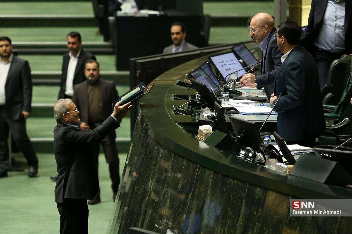 لایحه بودجه ۱۴۰۵ به صورت تشریفاتی توسط رئیس جمهور تقدیم مجلس شد/ قالیباف: بودجه دیروز به مجلس ارائه شد + فیلم