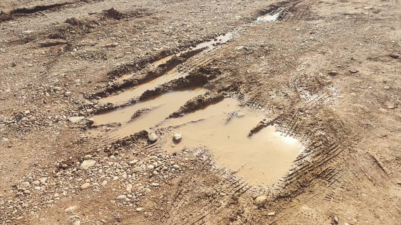 آسفالت گل آلود دانش آموزان شیرازی را به دردسر انداخت + فیلم