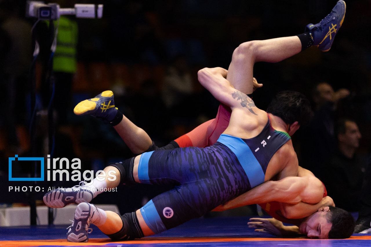نخستین روز مسابقات کشتی قهرمانی کشور