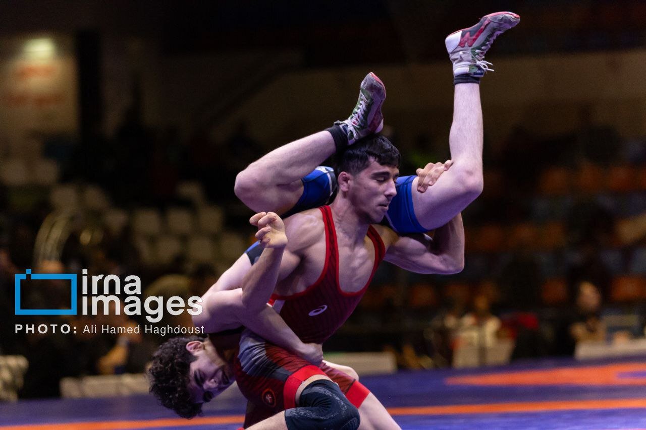 نخستین روز مسابقات کشتی قهرمانی کشور