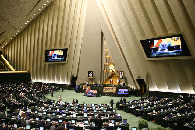 تذکر ۵۱ نماینده به رئیس‌جمهور: در رفع فیلتر واتساپ بازنگری شود