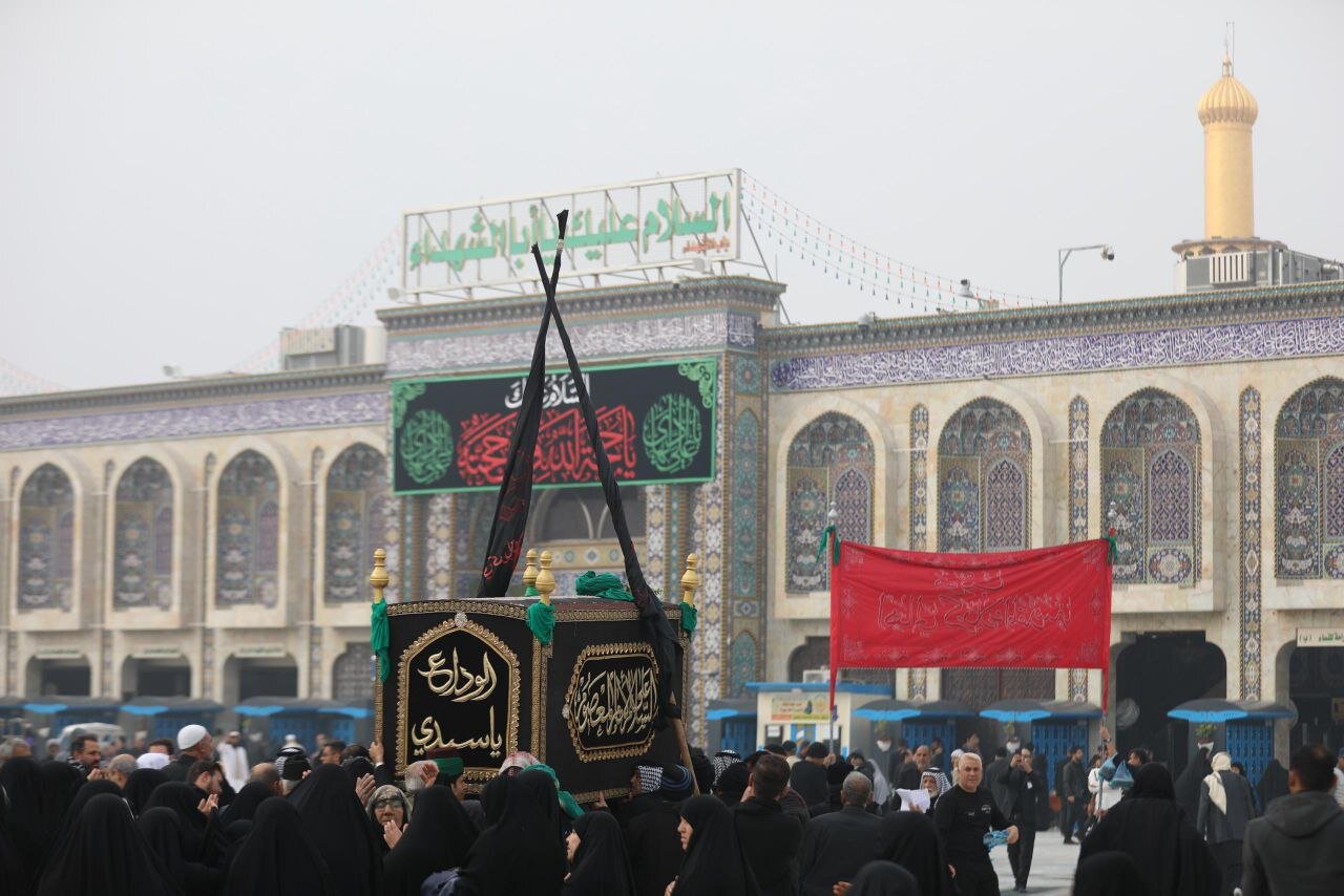 عکس/ تشییع پیکر نمادین امام هادی (ع) در بین الحرمین