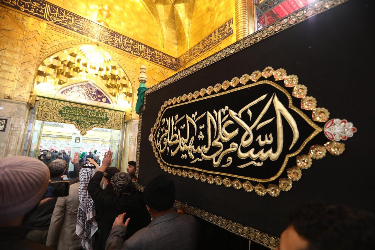 عکس/ تشییع پیکر نمادین امام هادی (ع) در بین الحرمین