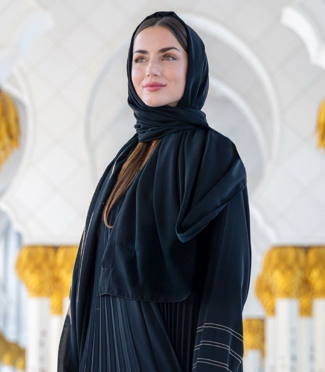 پوشش غیرمنتظره آنا دِ آرماس با عبا و روسری!