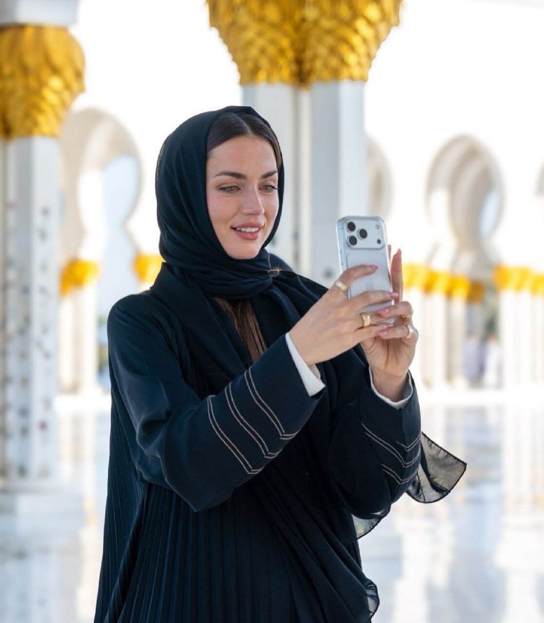 پوشش غیرمنتظره آنا دِ آرماس با عبا و روسری!